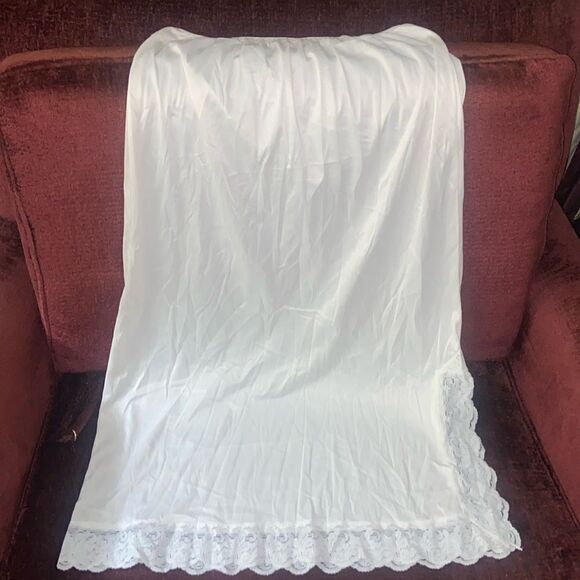 Vintage slip with lace edge and slit Ladies large elastic waist Konar - Picture 1 of 6